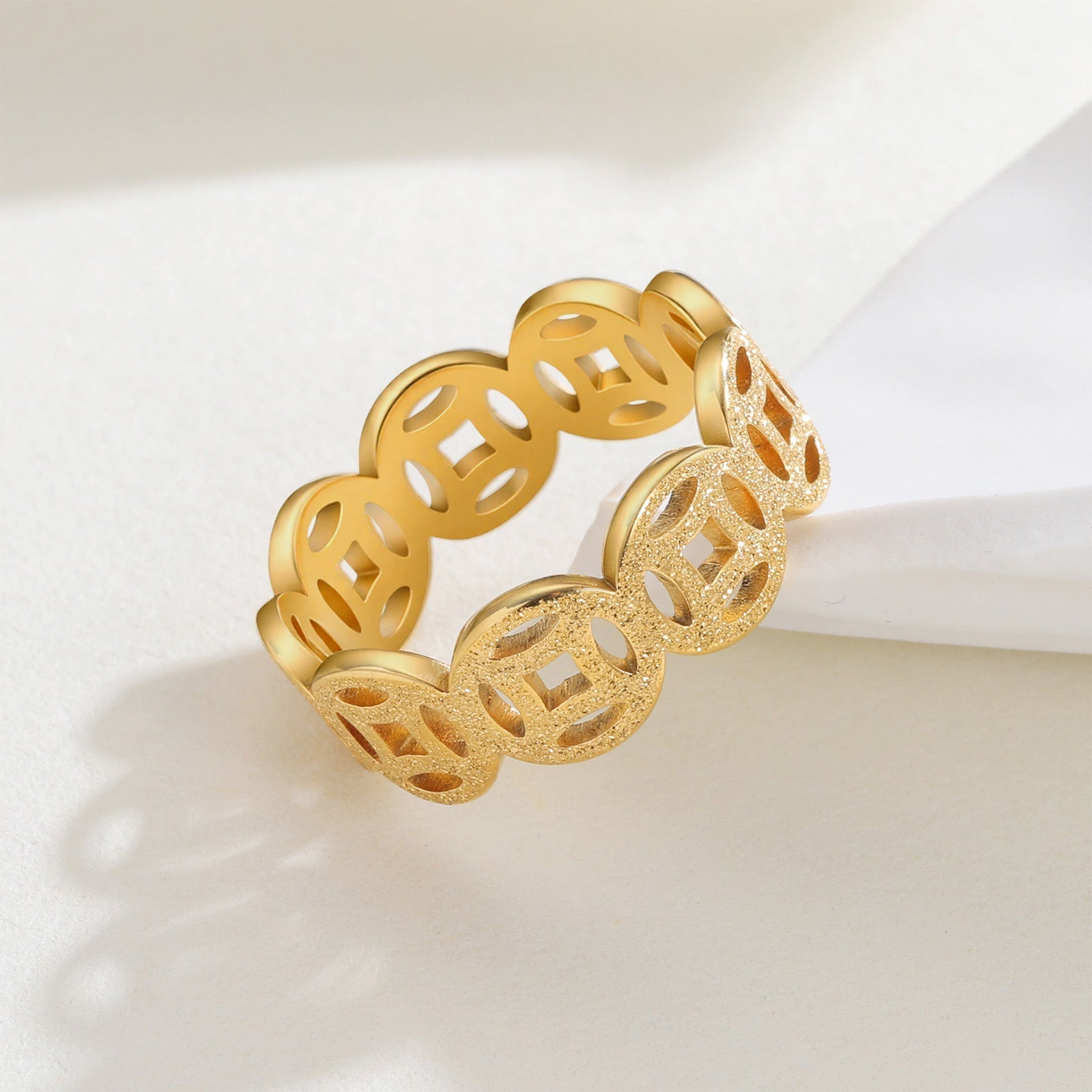 Anillo Ella con Patrón Clásico | Oro